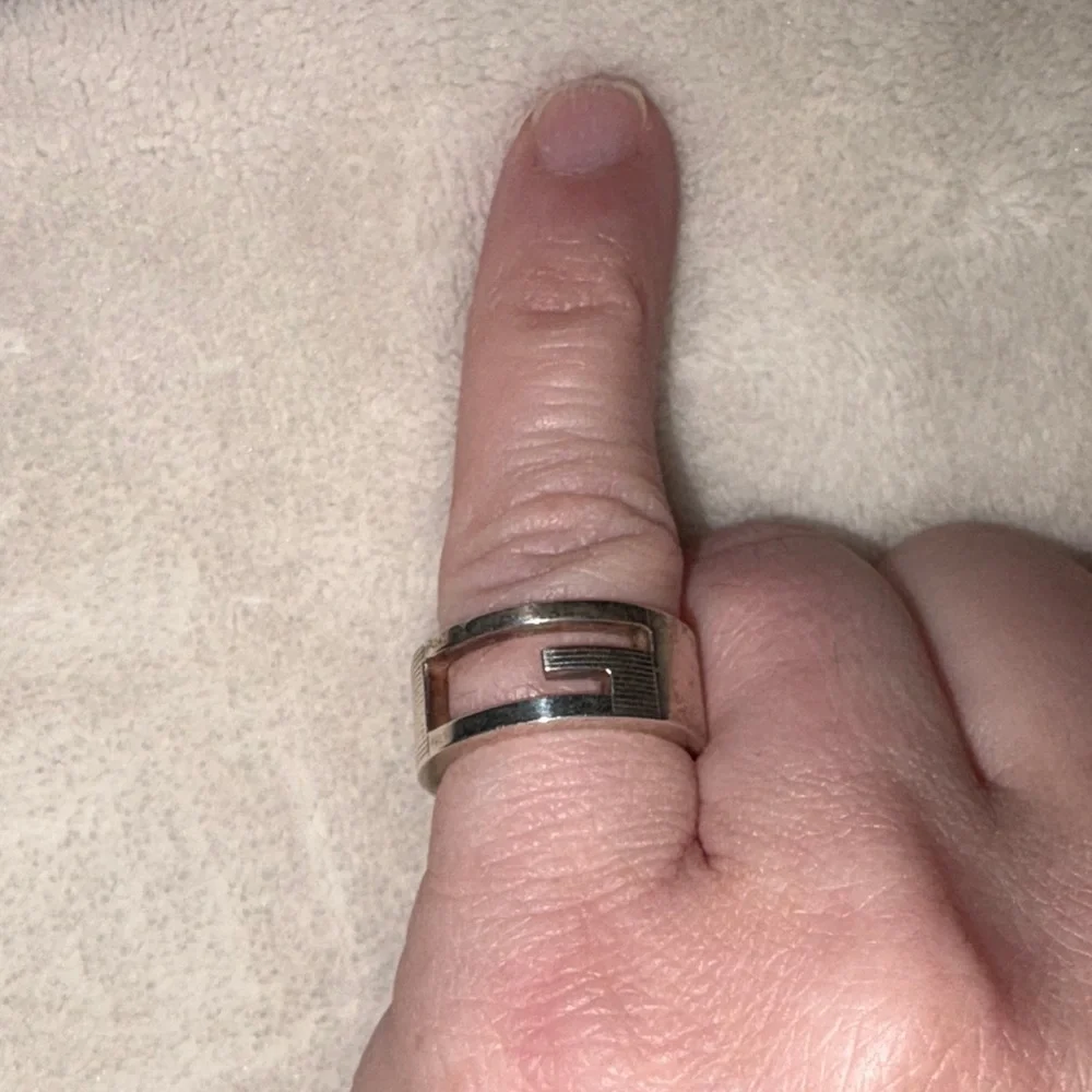 Authentic Silver Gucci pinky ring - Picture 4 of 4